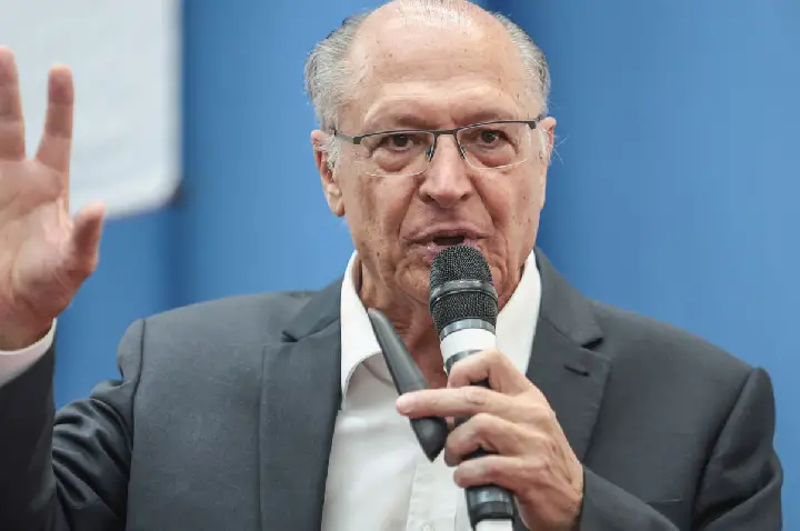 Alckmin diz que Milei presta desserviço à Argentina 