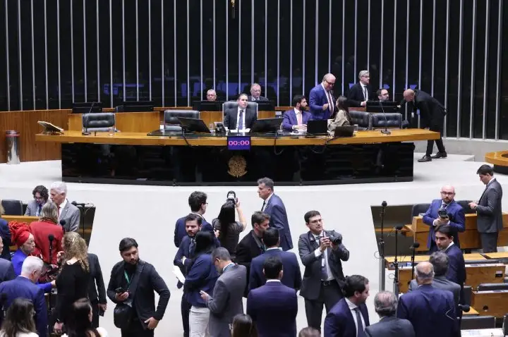 Câmara adia para esta quinta-feira votação de fim da 