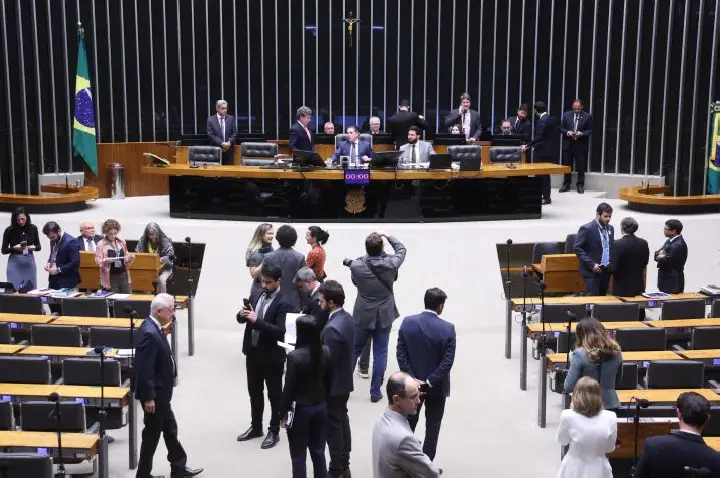 Câmara aprova MP que amplia programa para diminuir fila do INSS