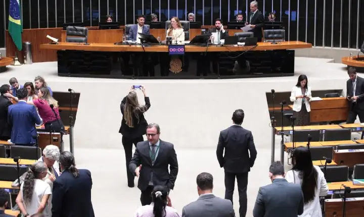 Câmara aprova projeto que cria o Dia Nacional das Mulheres na Construção Civil