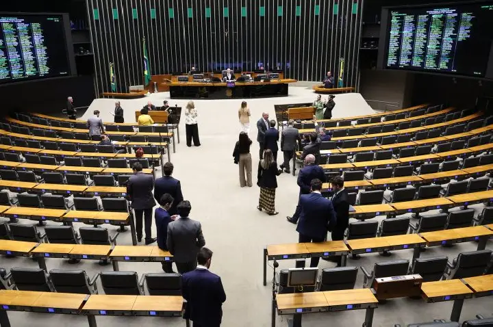 Câmara pode votar mudanças no Código Penal e suspensão da carteira de motorista por abandono de animais