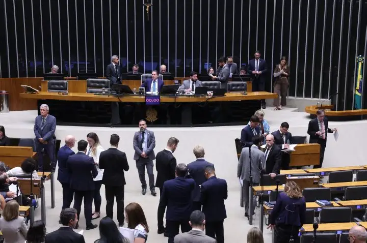 Câmara pode votar nesta terça medida provisória que zerou taxa para compras internacionais de até 50 dólares