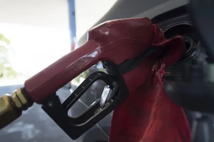 Com nova alta mundial do petróleo, governo mantém desconto na gasolina