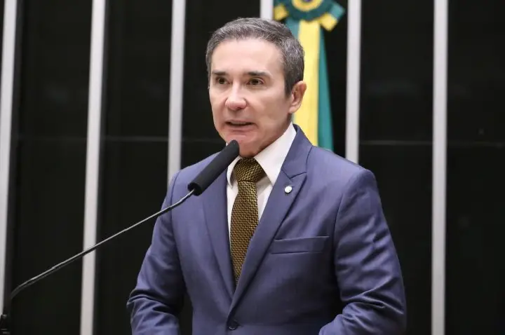 Comissão aprova fomento a curso gratuitos de Libras em universidade para família de pessoa com deficiência auditiva