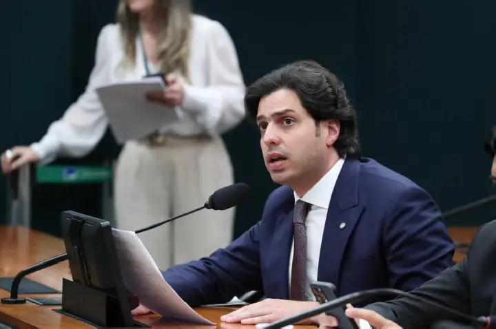 Comissão aprova inclusão de cadernos e lápis em programa de material didático