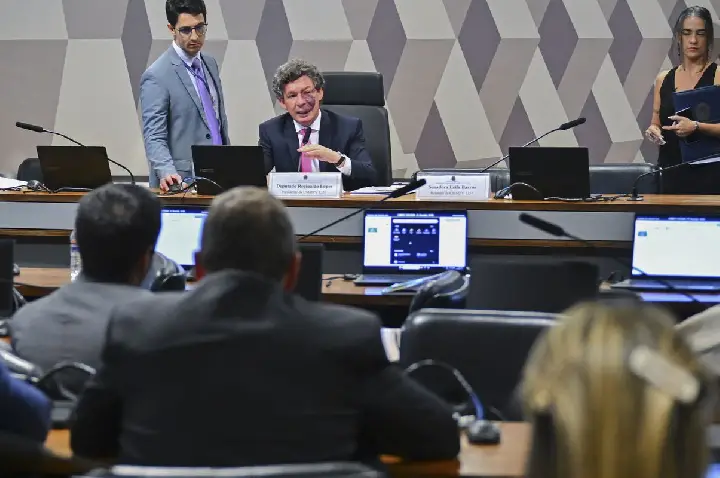 Comissão aprova MP da taxa das blusinhas: texto segue a plenários
