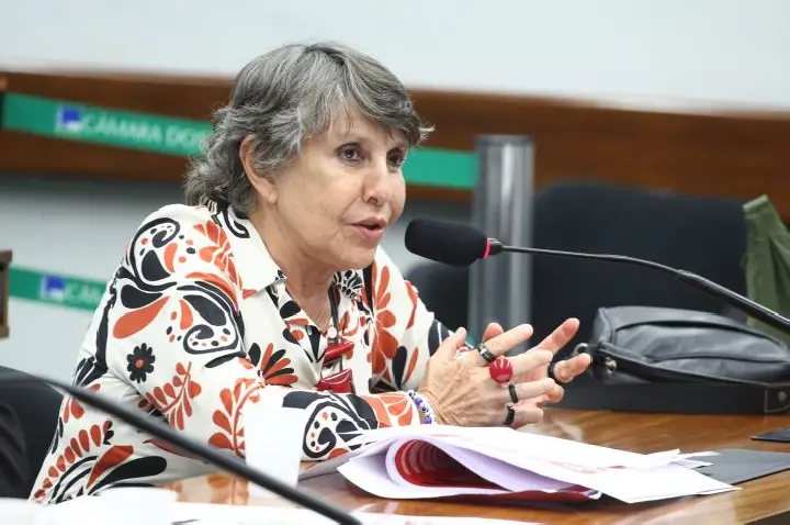 Comissão aprova projeto de lei que criminaliza a transfobia