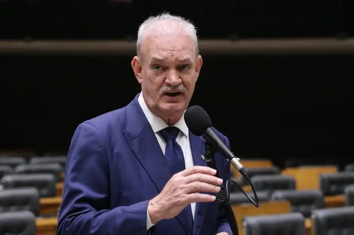 Comissão aprova proposta com novas regras para placas de atendimento prioritário