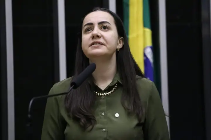Comissão de Educação aprova proposta que exige noções de Libras de gestores escolares