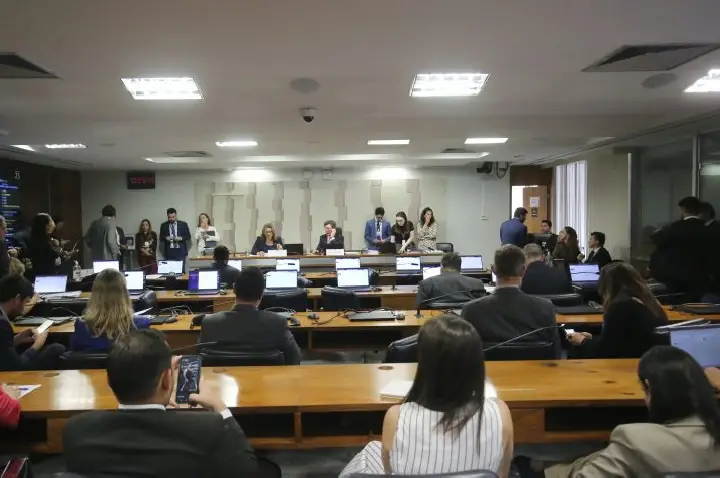Comissão mista aprova fim da 