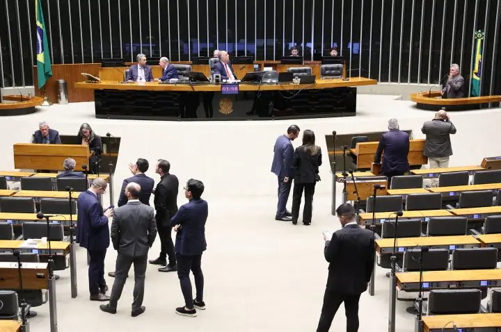 Deputados analisam projeto que proíbe cobrança de tarifa mínima sobre água e esgoto; acompanhe