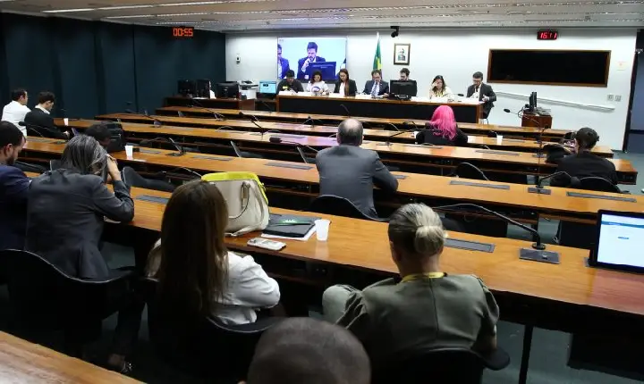 Estudantes e representantes de faculdades particulares pedem revisão de regras do Fies