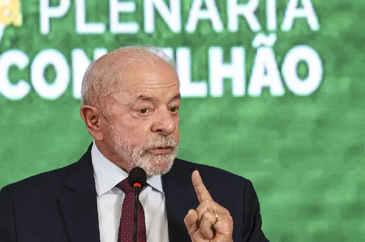 Governo estuda devolução de celular roubado nos Correios, diz Lula