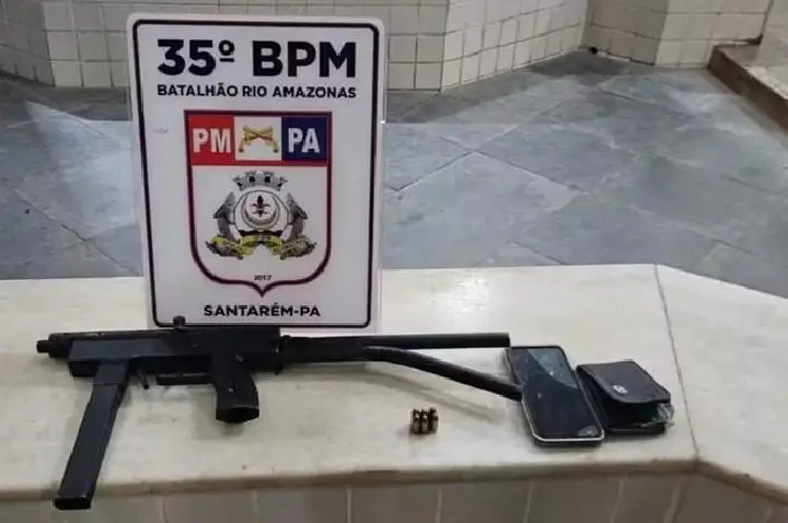 Homem é preso com submetralhadora de uso restrito após denúncia de ameaças contra vizinha em Santarém