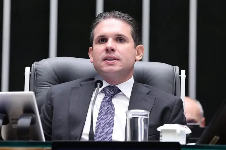 Hugo Motta comemora aprovação de projeto de combate à violência contra mulheres