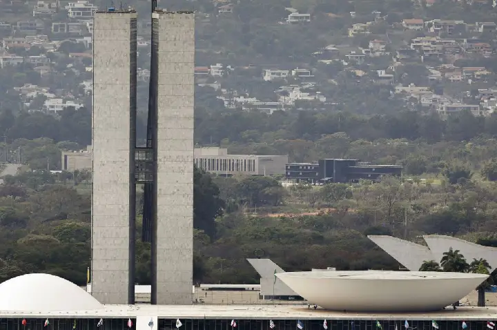 Lula sanciona, com vetos, reajuste salarial para cargos do Legislativo