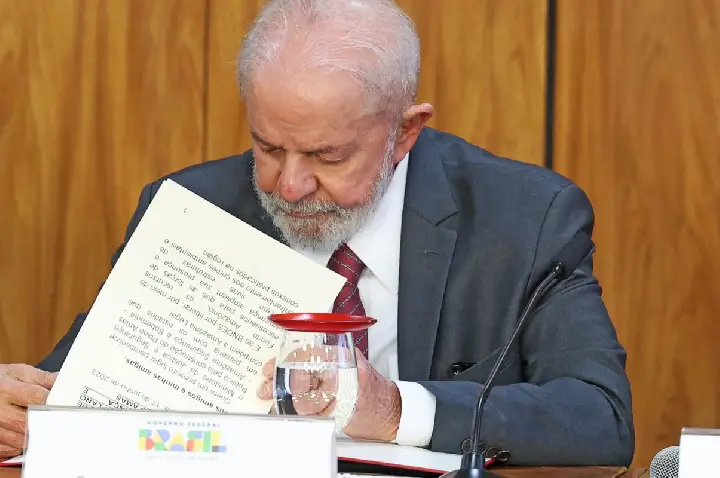 Lula veta lei que reconhece estágio como experiência profissional