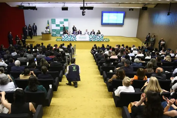 Motta defende modernização do Estado na posse de novos servidores da Câmara