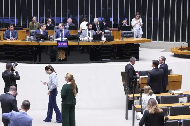 Plenário inicia sessão com votação de requerimentos de urgência; acompanhe