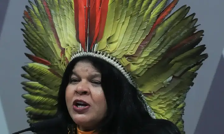 Sônia Guajajara apresenta melhoras, mas continua internada em SP