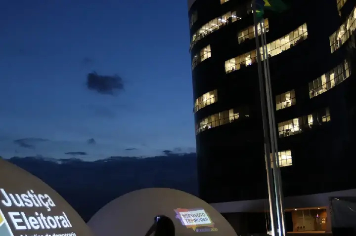 TSE adia decisão sobre suspensão de pesquisa de voto para presidente