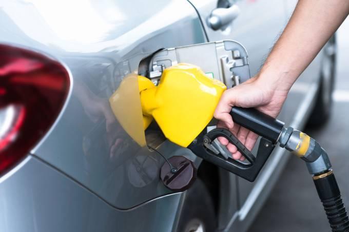 Petrobras faz redução média de 4% no preço da gasolina nas refinarias