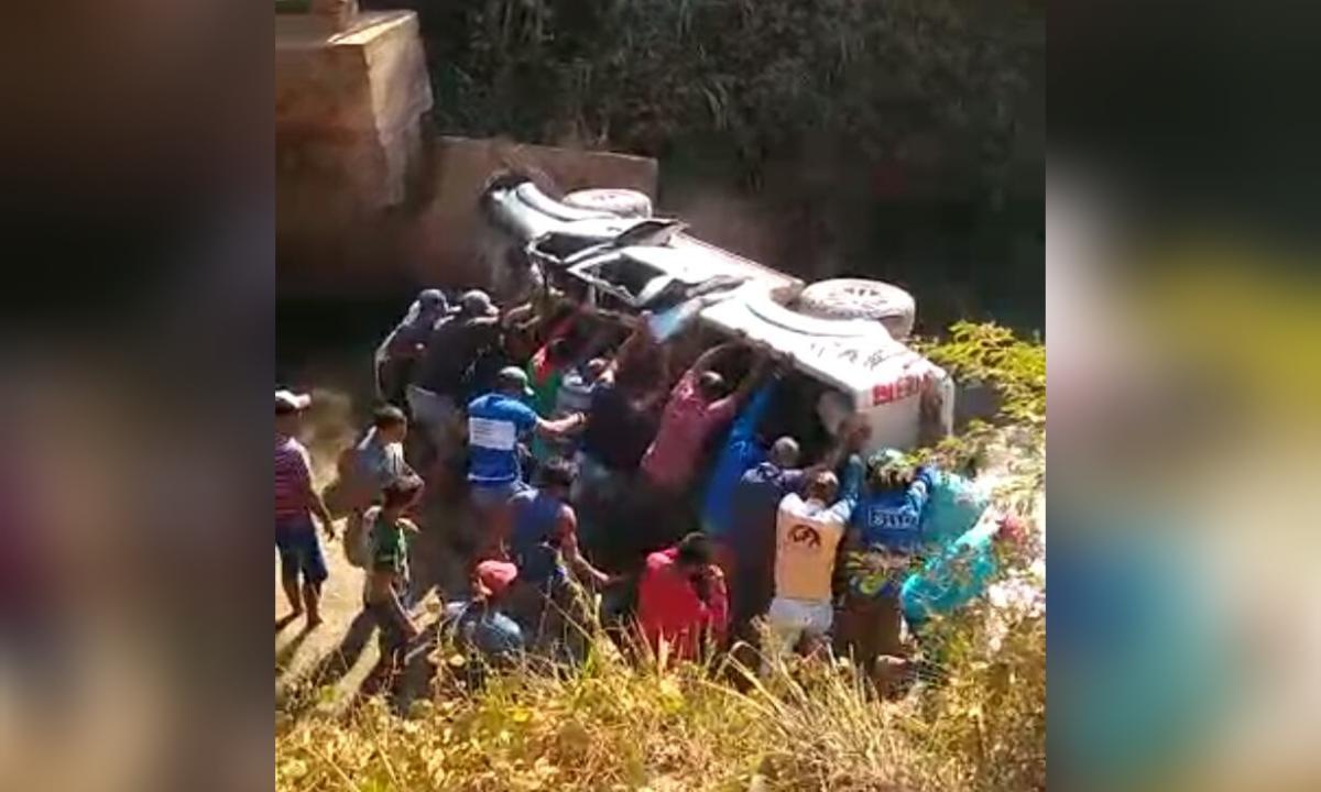 Carro cai de ponte e deixa um morto e dois feridos, em Uruará