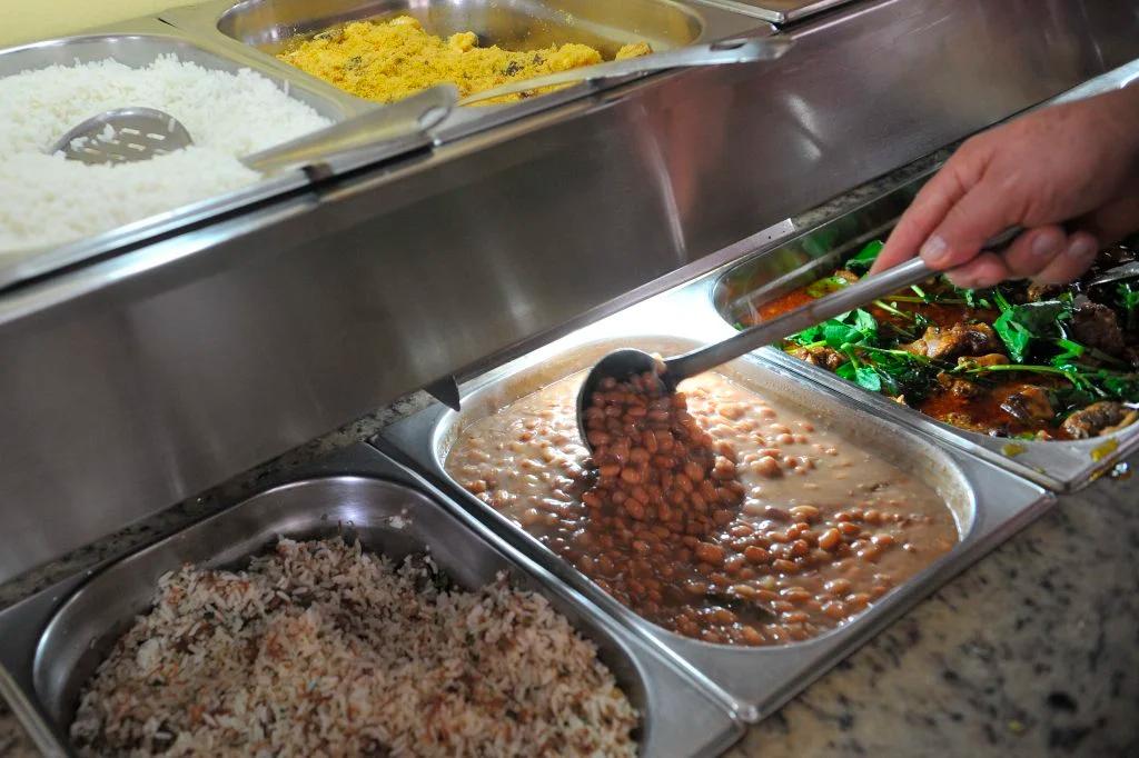 Em dez anos, brasileiro reduz consumo de arroz e feijão e troca café por cerveja, diz IBGE