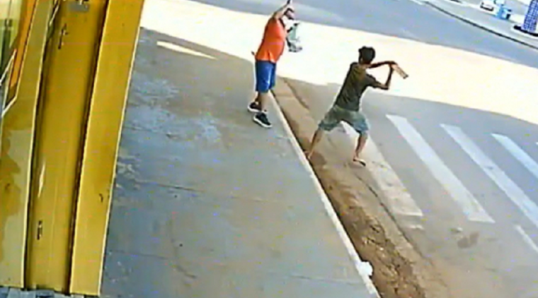 Vítima é agredida a pauladas por homem em situação de rua