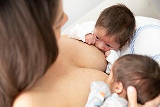 Benefícios da amamentação superam riscos de infecção por COVID-19, afirmam OPAS e OMS