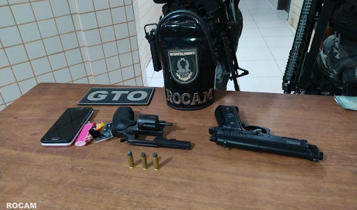 Drogas, celulares e simulacro de arma de fogo, dupla é apresentada na delegacia, em Itaituba