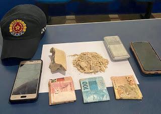 Homem e mulher são presos acusados de tráfico de drogas no distrito de Crepurizão