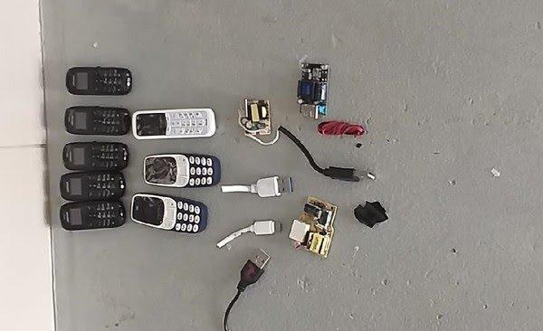 Preso é flagrado com 8 celulares, carregadores, cabos e chips dentro no corpo em MT