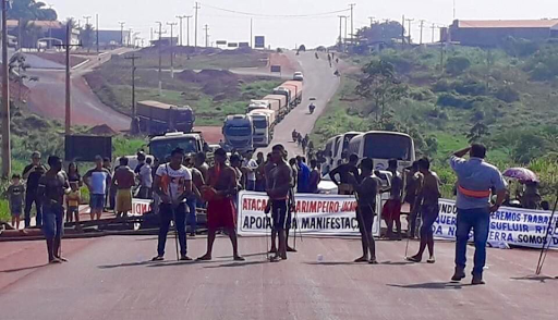 Indígenas bloqueiam BR-163 e 230 por tempo indeterminado em Campo Verde, distrito de Itaituba