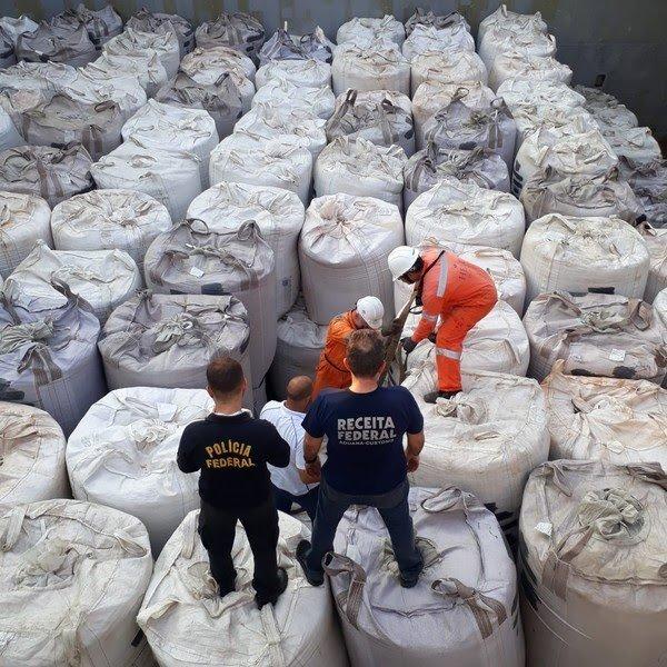 Operação apreende 1,5 tonelada de cocaína em navio no porto de São Sebastião, SP