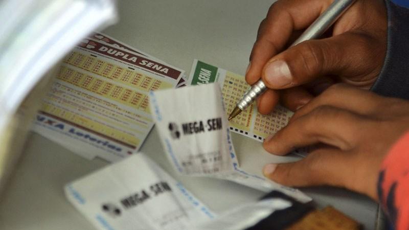 Mega-sena pode pagar o maior prêmio do ano neste sábado (27)