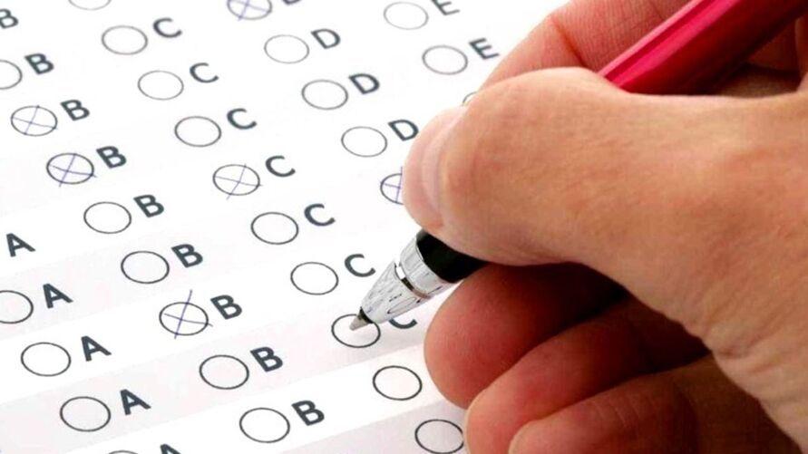 Segunda de Carnaval começa com 110 concursos abertos com salários até R$ 16 mil; confira as vagas