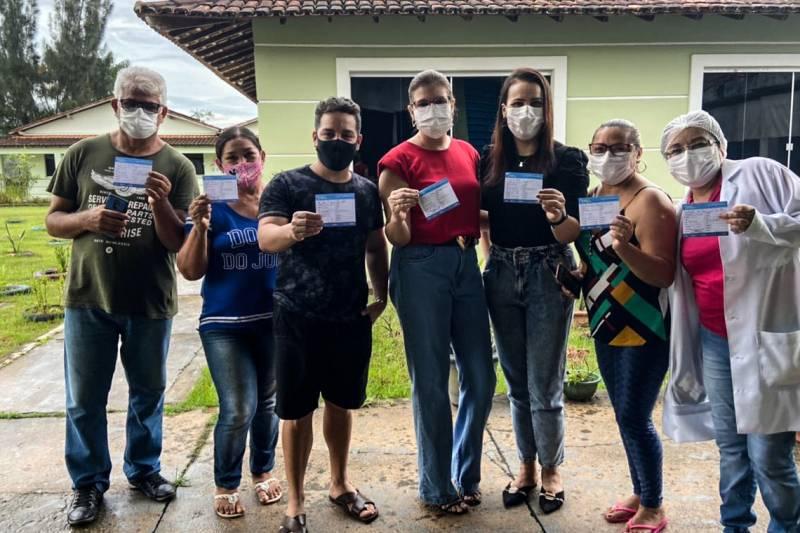 Profissionais que atuam em abrigos estaduais recebem vacina contra Covid-19