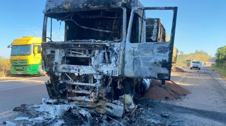 Colisão entre caminhão e motocicleta deixa dois mortos na BR 163 em Novo Progresso