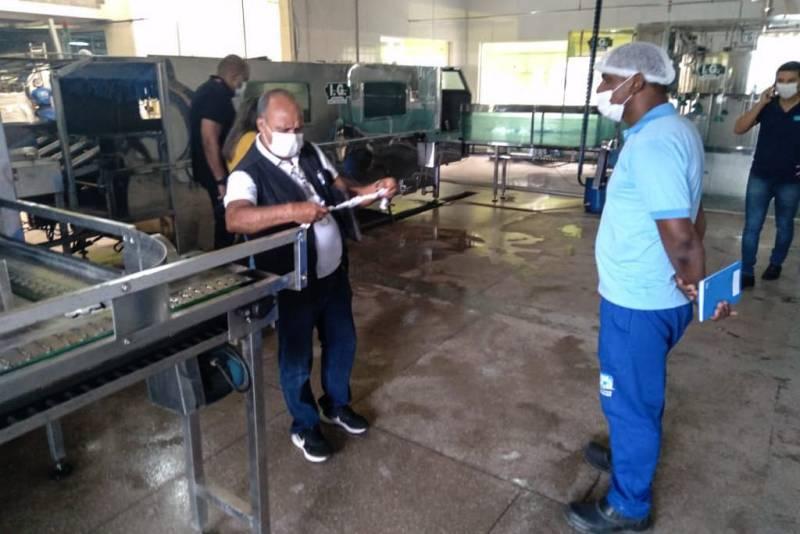 Procon Pará e Ministério Público fiscalizam fábrica de envaze de água mineral em Santa Isabel do Pará