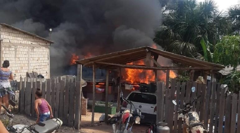 Casa pega fogo e família perde tudo em Novo Progresso Pará