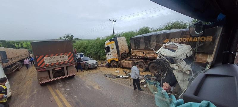 Acidente entre duas carretas mata dois motoristas na BR-163 em Moraes Almeida no Pará