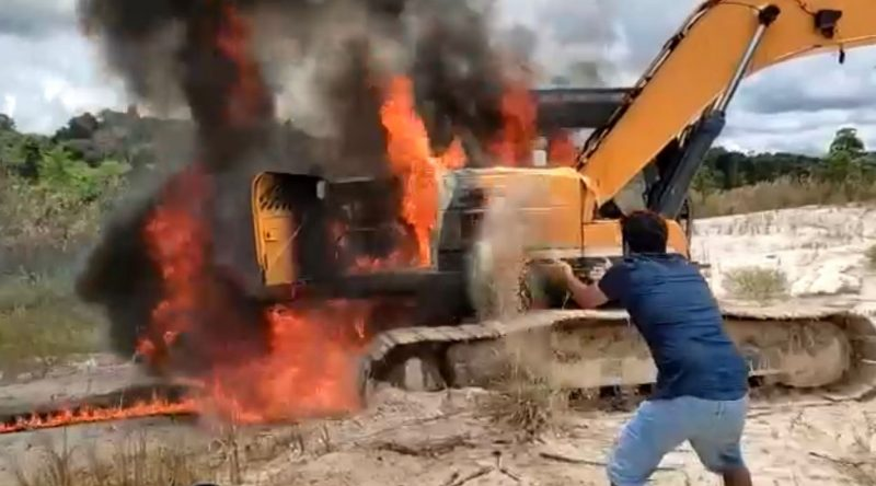 Máquinas, veículos e barracos são destruídos em retorno de operações em garimpos de Itaituba