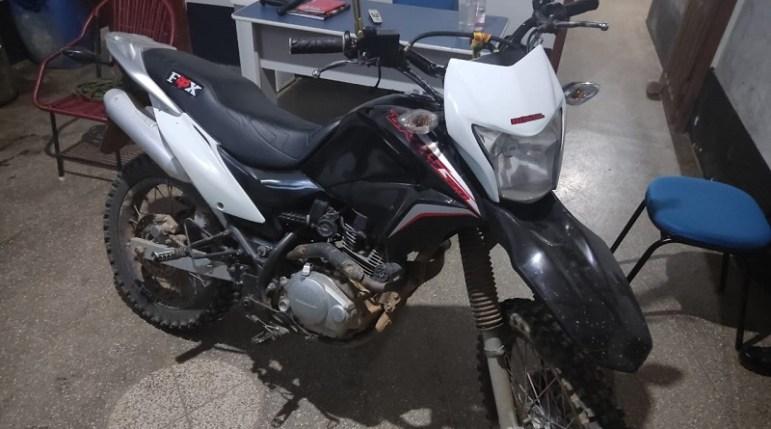 Moto com registro de furto e espingarda são apreendidas no garimpo do Crepurizão.