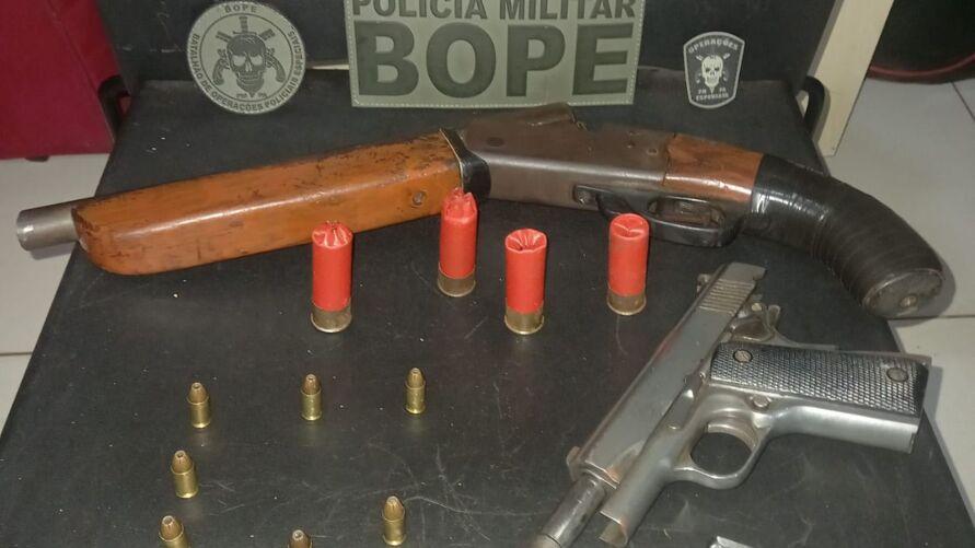 Dupla foge de abordagem, atira em policiais e acabam mortos