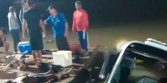 Micro-ônibus cai no rio e passageiros morrem afogados presos dentro do veículo nesta segunda-feira (7)