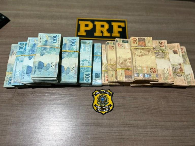 PRF apreende 150 mil reais em espécie, e camisas em Itaituba/PA
