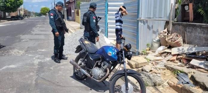 Jovem faz malabarismo em via pública e colide em Viatura da Policia Militar