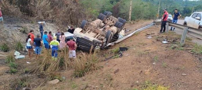 Motorista morre após capotar caminhão na rodovia BR-230 no Pará