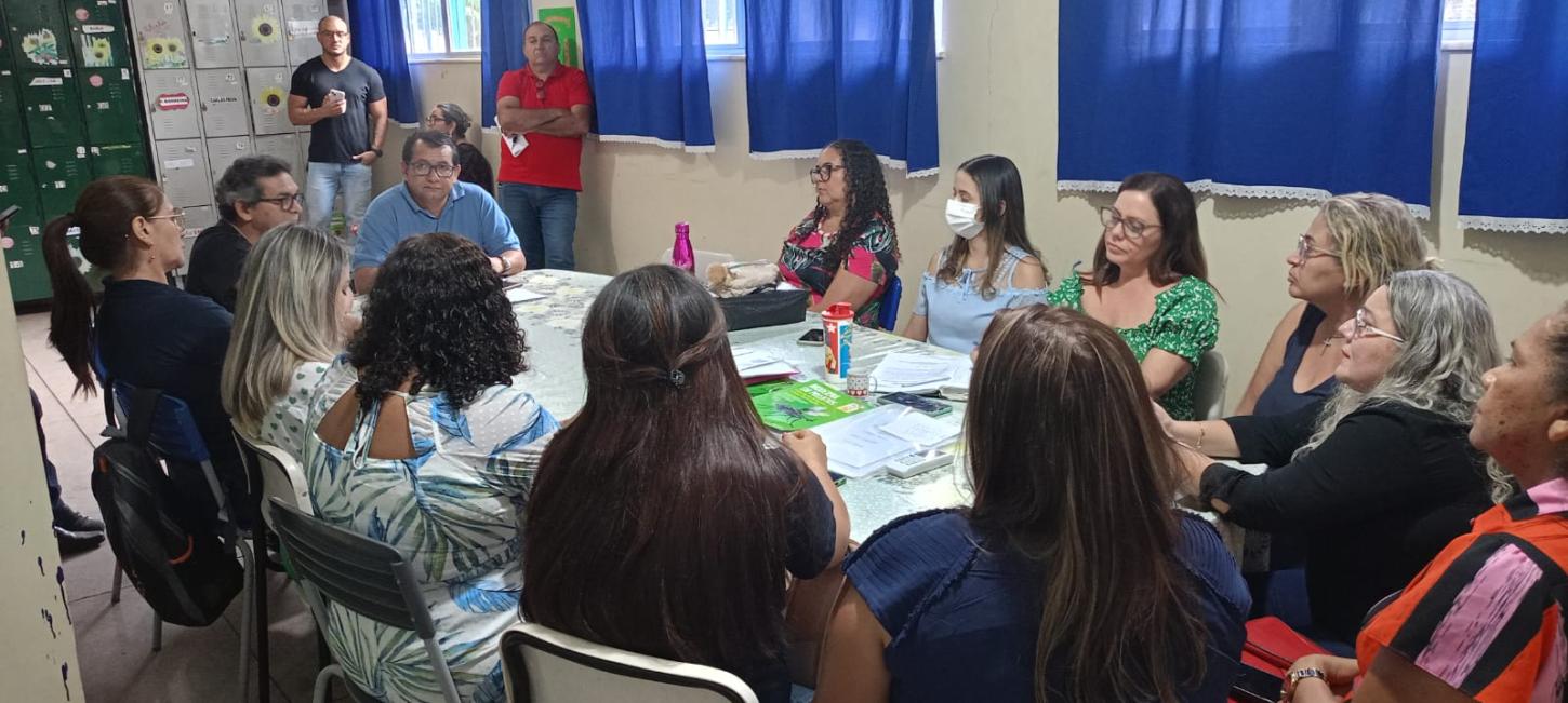 Diretor Regional DRE Itaituba, Ribamar almeida apresenta nova direção da Escola Benedito Corrêa de Souza em Itaituba